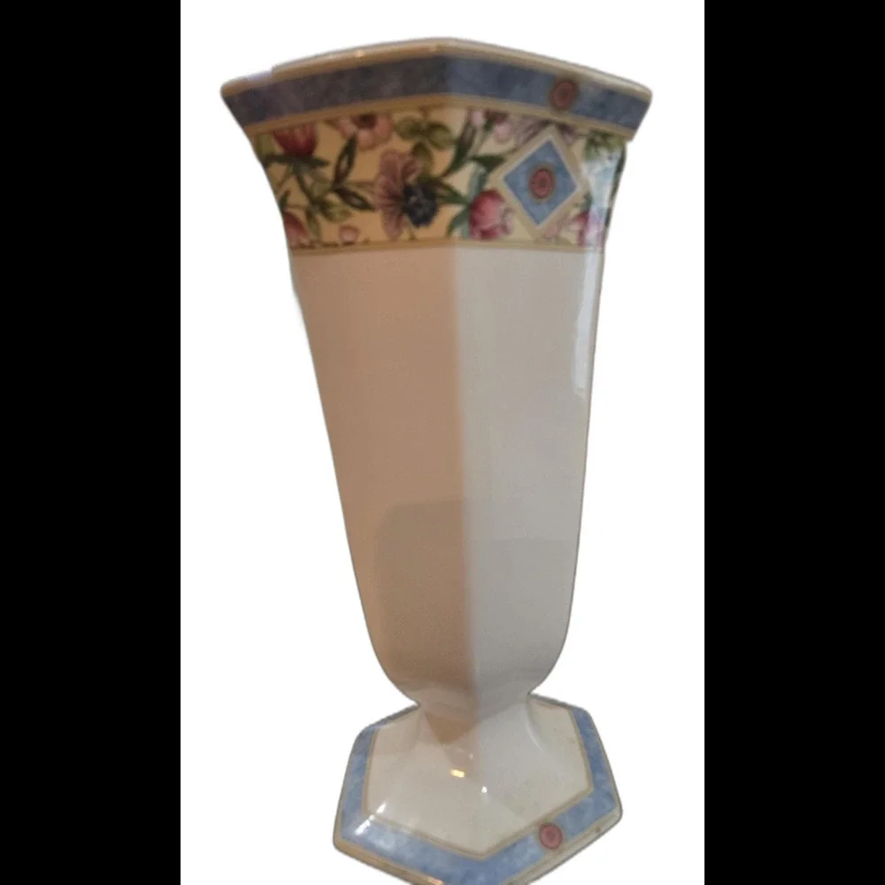 Wedgwood bone china flower vase, Sarah design, made in England‎